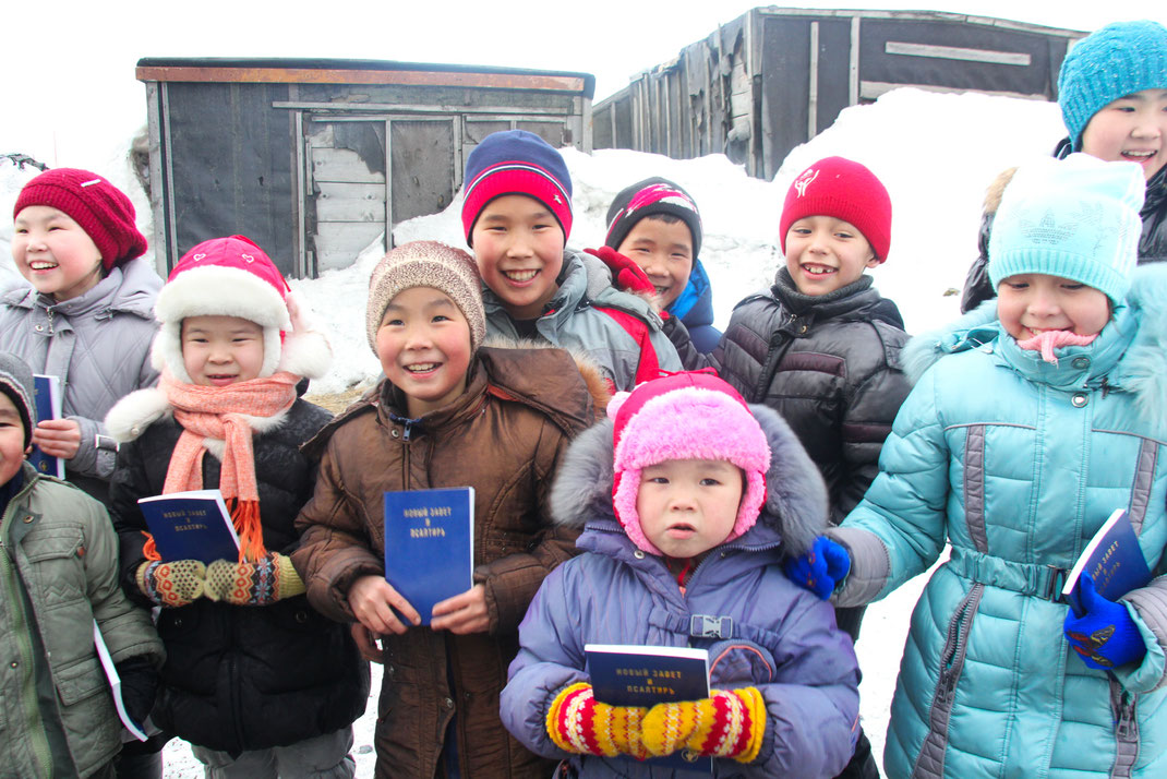 Kinder in Magadan (Ferner Osten) freuen sich über das Neue Testament.