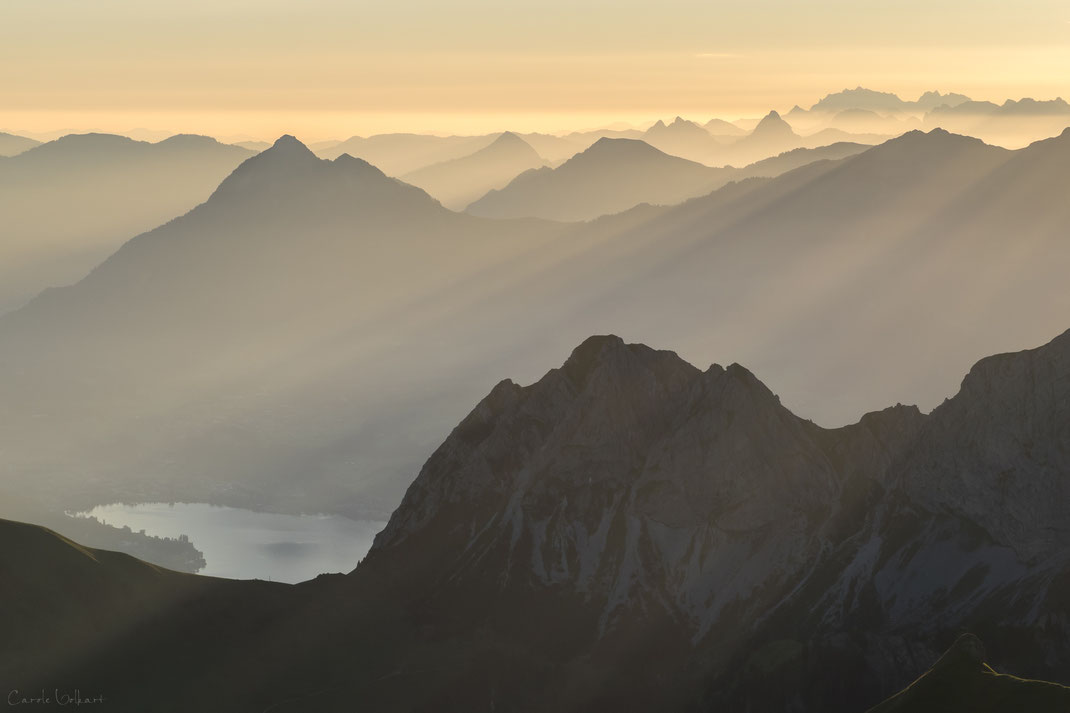 Erste Sonnenstrahlen im morgendlichen Dunst, Brienzer Rothorn