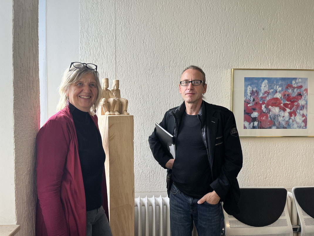 Stiftungsbeauftragte Michaela Winkler freut sich zusammen mit Götz Sambale, dass die Ausstellungskonzeption und Umsetzung gelungen ist. 