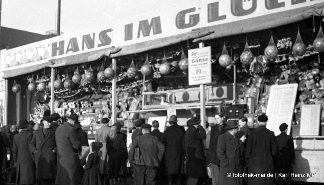 Hans im Glück, eine Losbude mit Publikum zum Weihnachtsmarkt