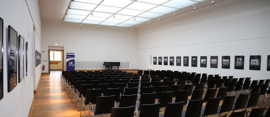 Blick in den Ausstellungsraum der Stadtbibliothek in der 2. Etage