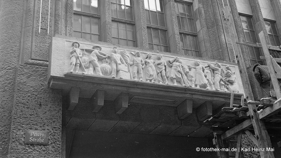Relief am HO-Warenhaus Centrum, 1956