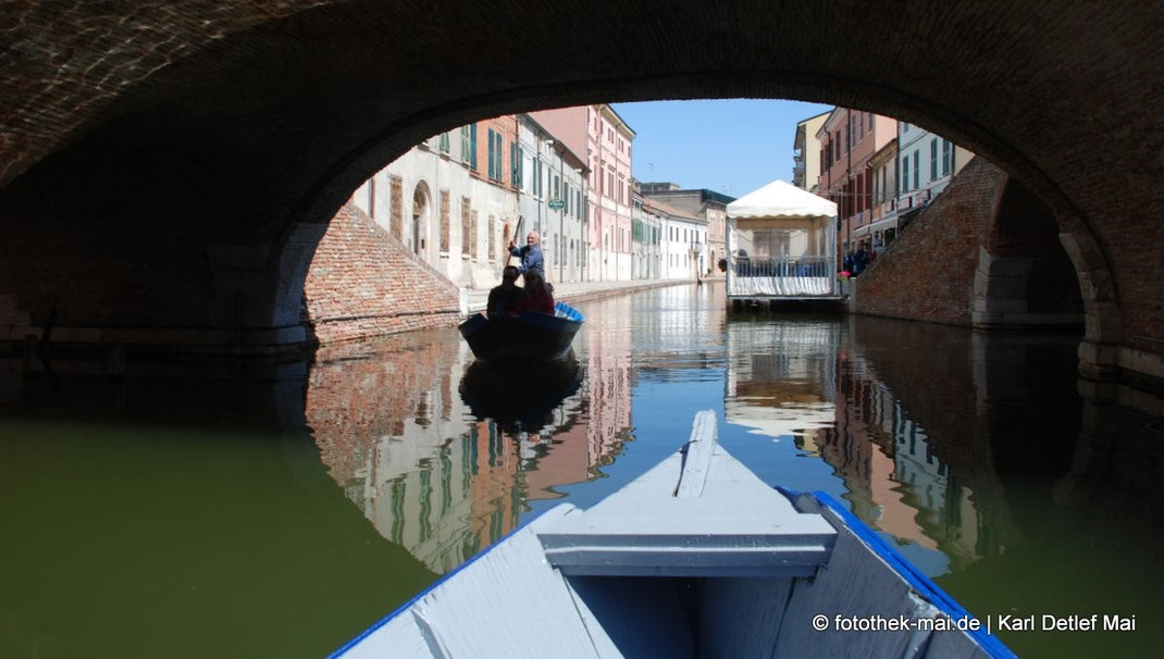 Kanalbrücke, Boote, Bebauung am Wasser