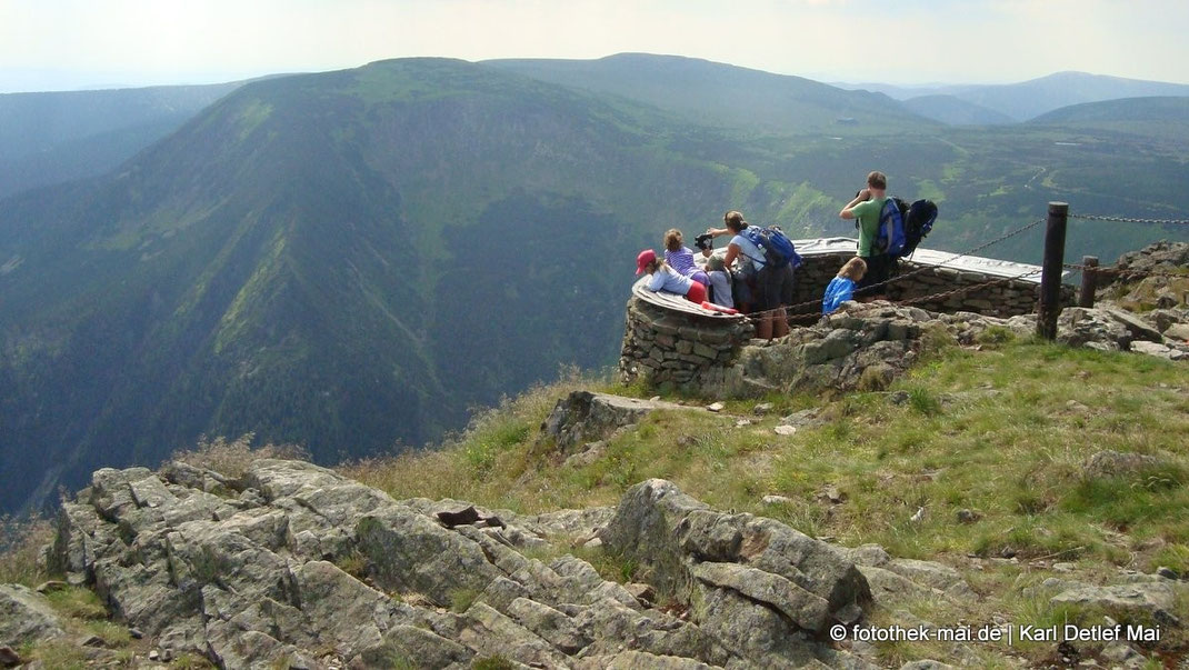 Aussichtspunkt mit Besuchern, die in die Berge und das Tal blicken