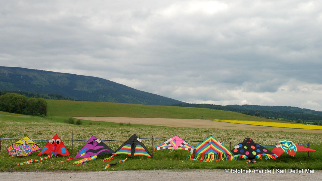 Bunte Drachen liegen am Wegesrand