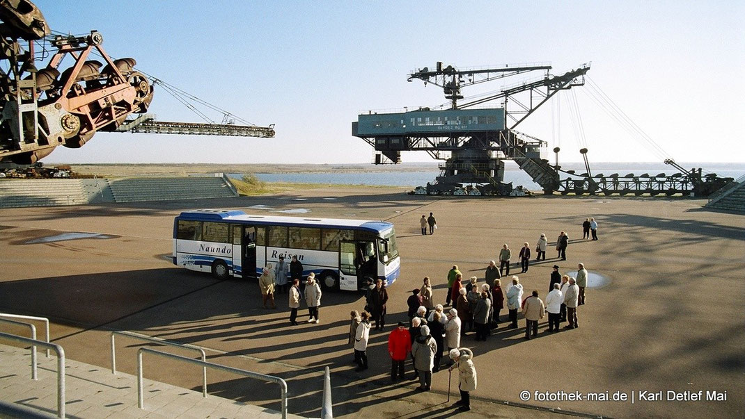 Großgeräte des Bergbaus in Arena. Bus und Besucher