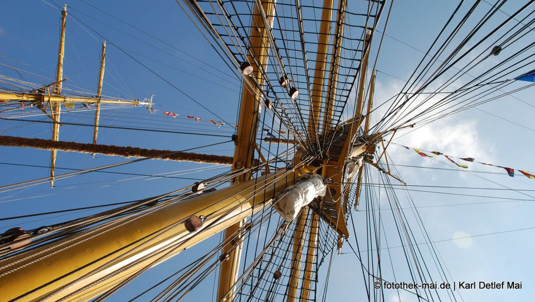 Blick zu den Masten des Selschulschiffes "Gorch Fock" mit allen Leinen