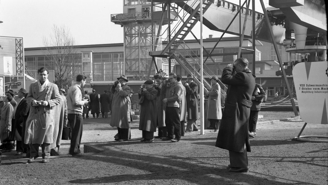 Zwischen Technik im Freigelände fotografieren viele Männer Mitte der 1950er Jahre