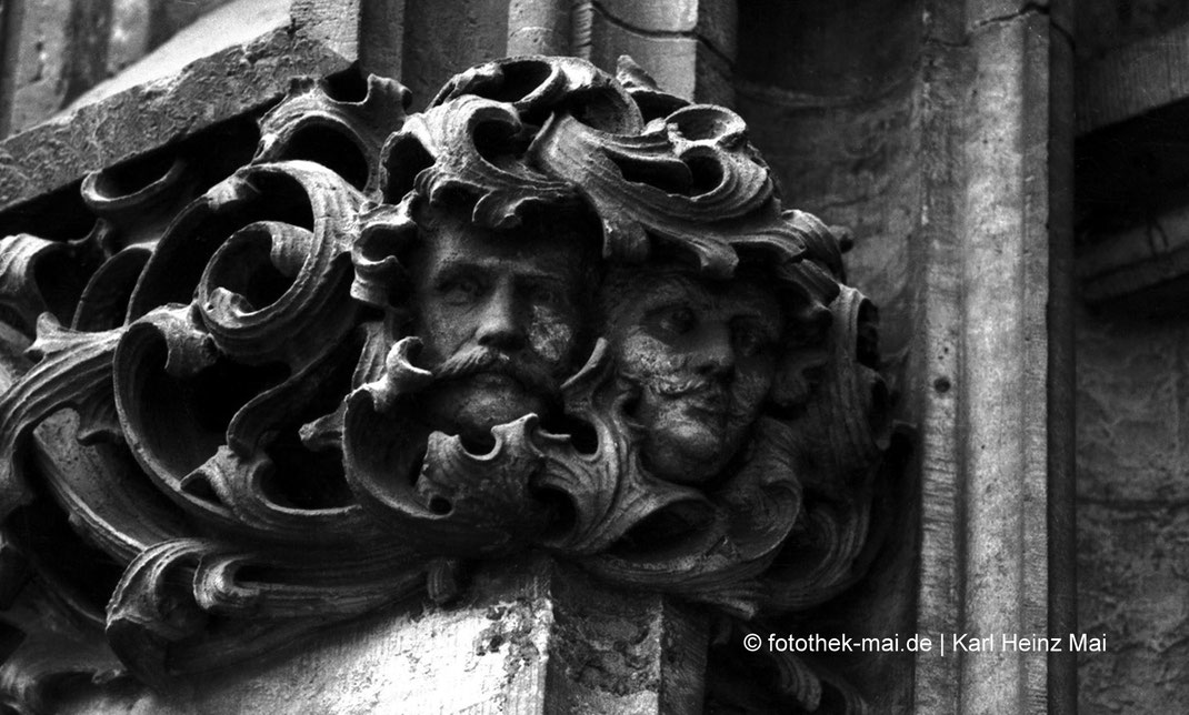 Eckkantenschmuck mit zwei Portraits als Kunst am Bau