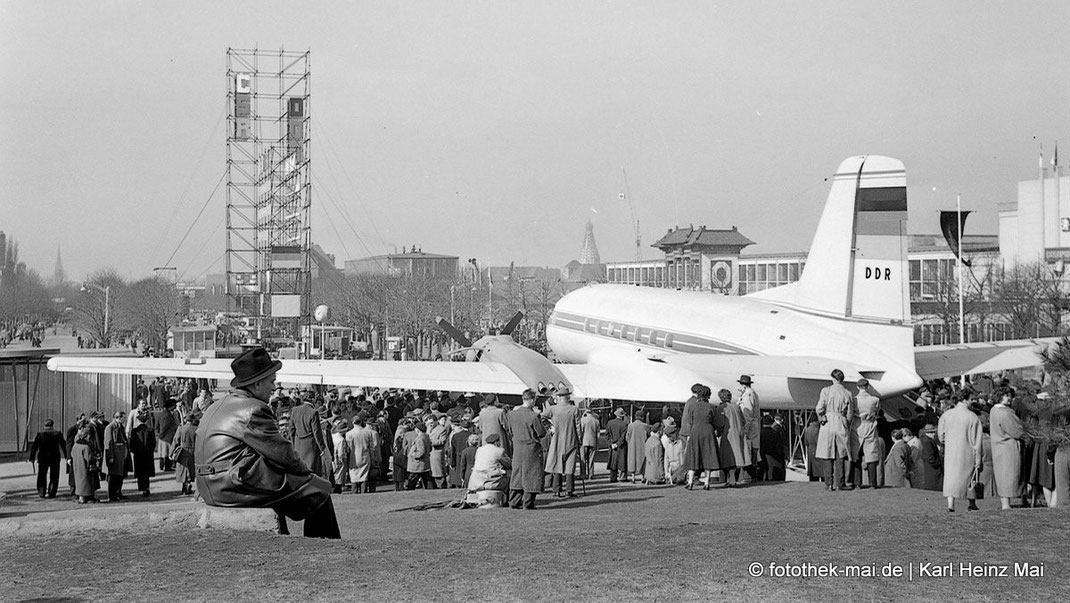 Passagierflugzeug auf der Leipziger Messe