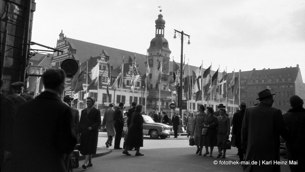 Altes Rathaus zu Leipzig mit Passanten zur Messe um 1955.