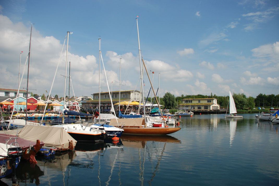 Hafen, Boote und die Pier1-Gebäude und die Sauna im See