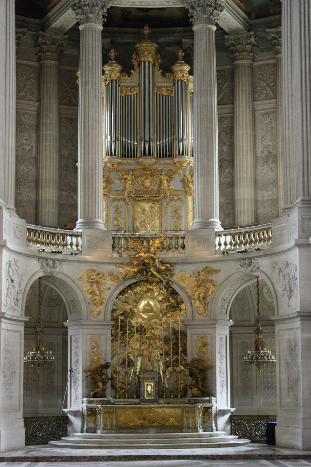 L'orgue et le Maitre Hôtel de la Chapelle Royale. Crédit Photo: Maximillian PUHANE