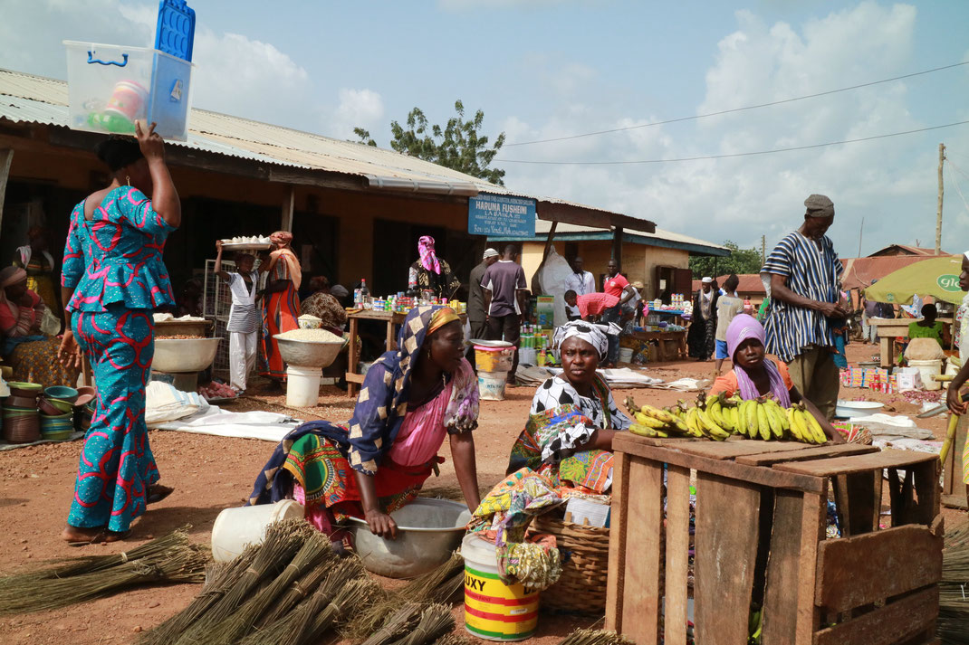 The weekly street market in Sang, Northern Ghana (© Phedon Konstantinidis)