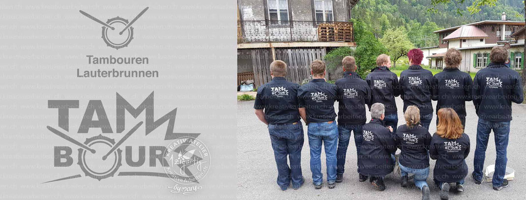 Bild zeigt Tambourengruppe Lauterbrunnen in Kleidern, die mit dem neuen Logo beschriftet sind