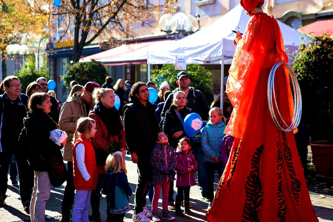 Stelzenläufer mit Ballontieren in Ludwigsburg