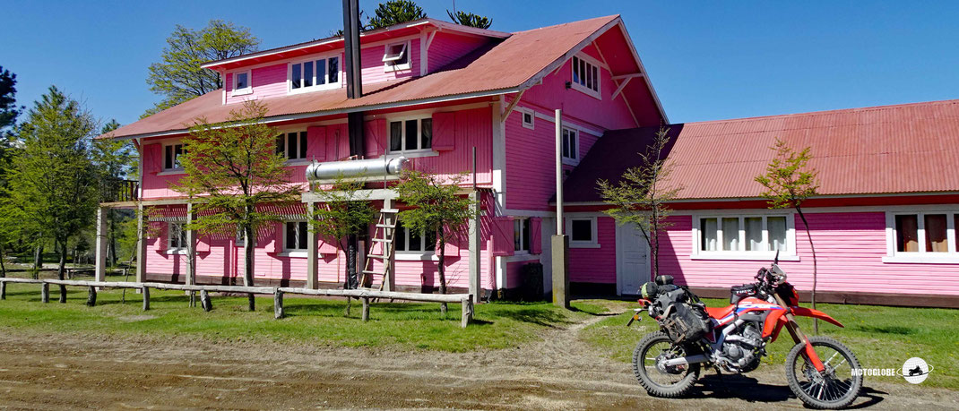 Mit dem Motorrad von Patagonien nach Alaska, Argentinien, rosarotes Haus, Honda CRF 300L
