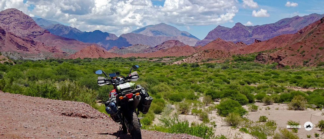 Argentinien mit dem Motorrad, Provinz San Juan, Pampa del Leoncito, die Honda CRF 300 L steht auf dem ausgetrockneten See Pampa de Leoncito und im Hintergrund sieht man die Anden mit ihren verschneiten Berggipfel