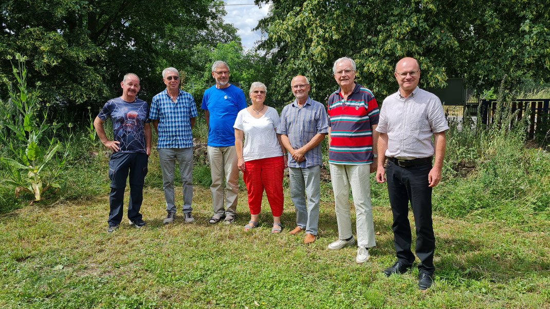 70 Jahre LBV-Mitglied: Hans-Georg Holpert (zweiter von rechts) bei der Feierstunde (v.l.n.r.: M. Herrmann, G. Andres, M. Neumann, E. Kalkbrenner, R. Kalkbrenner, H. Holpert, N. Schäffer), Foto: Roman Spies