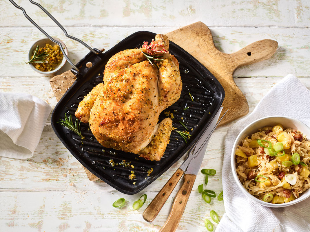 Zahlreiche Genießer setzen beim Grillgut auf Geflügel. Ein sommerlicher Rezepttipp ist das Mandel-Hähnchen mit Rahmsauerkraut und Kartoffeln. Foto: djd/deutsches-geflügel.de