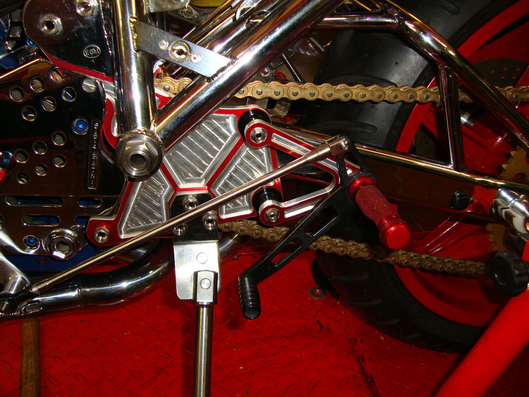 Gefräste Motorhalteplatten. Ausführung: Rainer Agurew.
