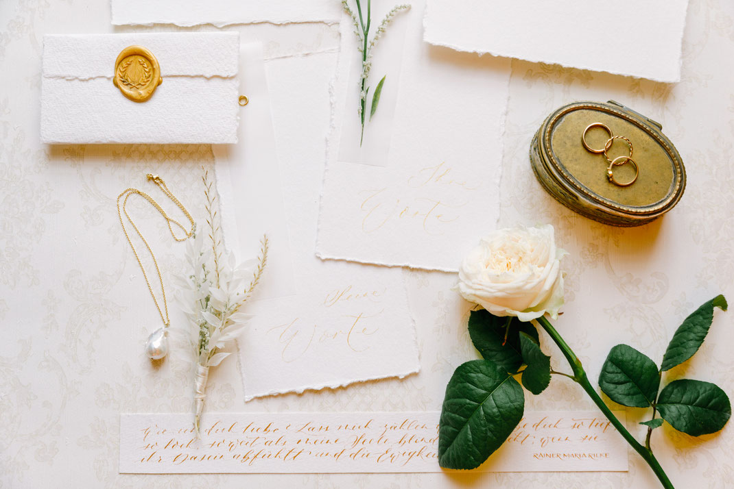 Brautinspiration in Meissen mit einem Brautkleid von Eva Mühlenbeck, Schmuck von Corinna Aurelia und einem Brautstrauß von der Blumenbinderei. Planung von marrylight wedding & event.