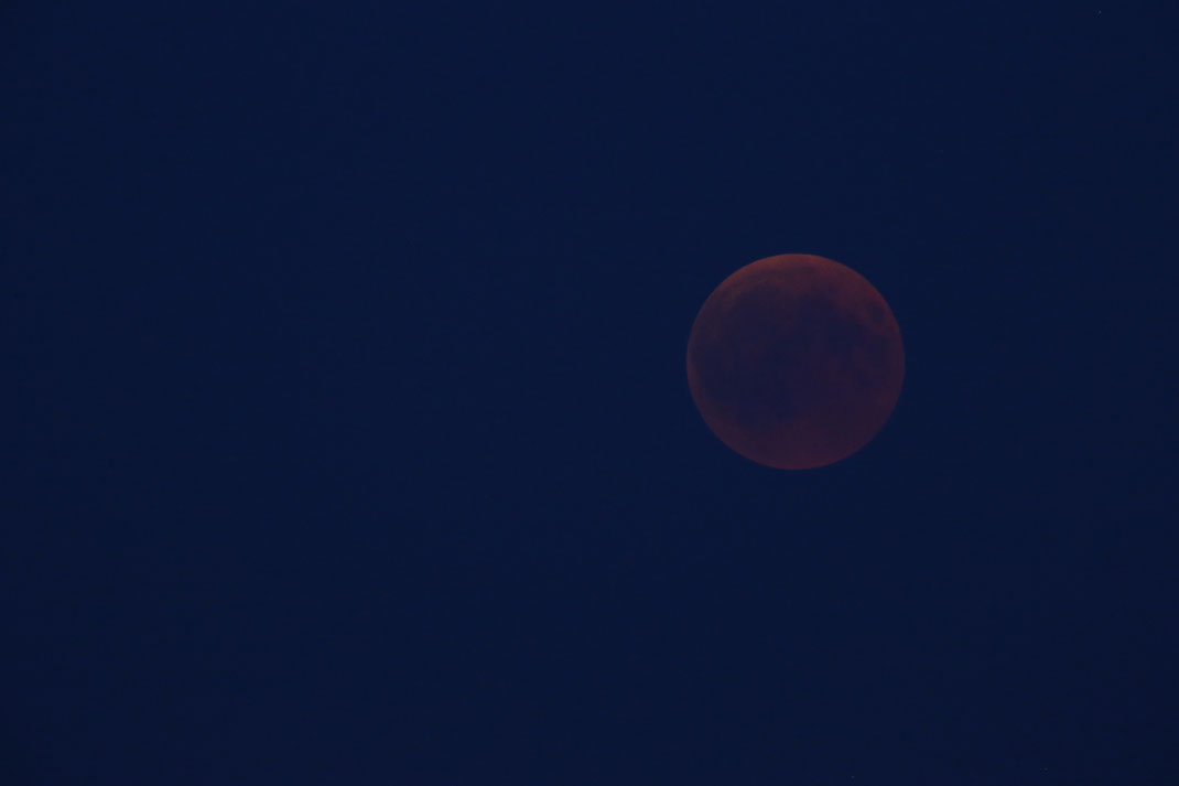 Ziemlich am Anfang, man sieht noch ein wenig blauen Himmel. Der Mond war gerade so durchs Objektiv zu sehen.