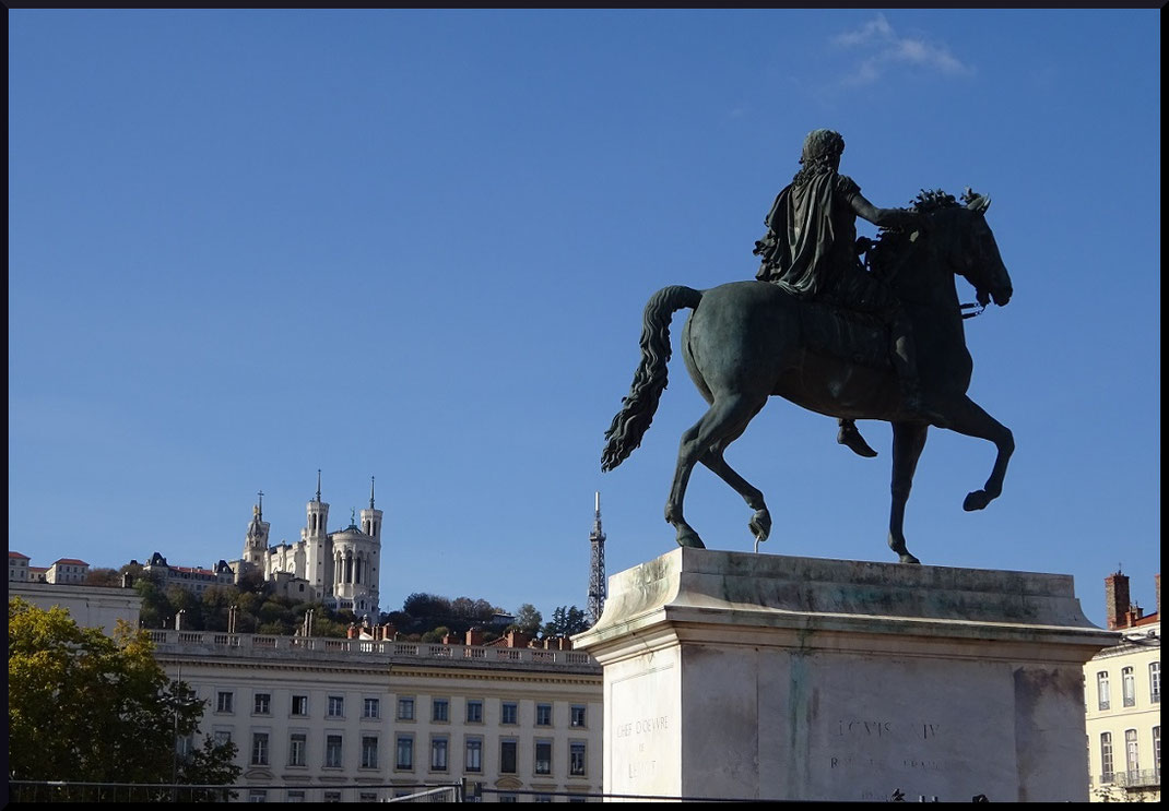 La place Bellecour avec la statue équestre de Louis XIV et Notre-Dame-de-Fourvière qui domine la ville