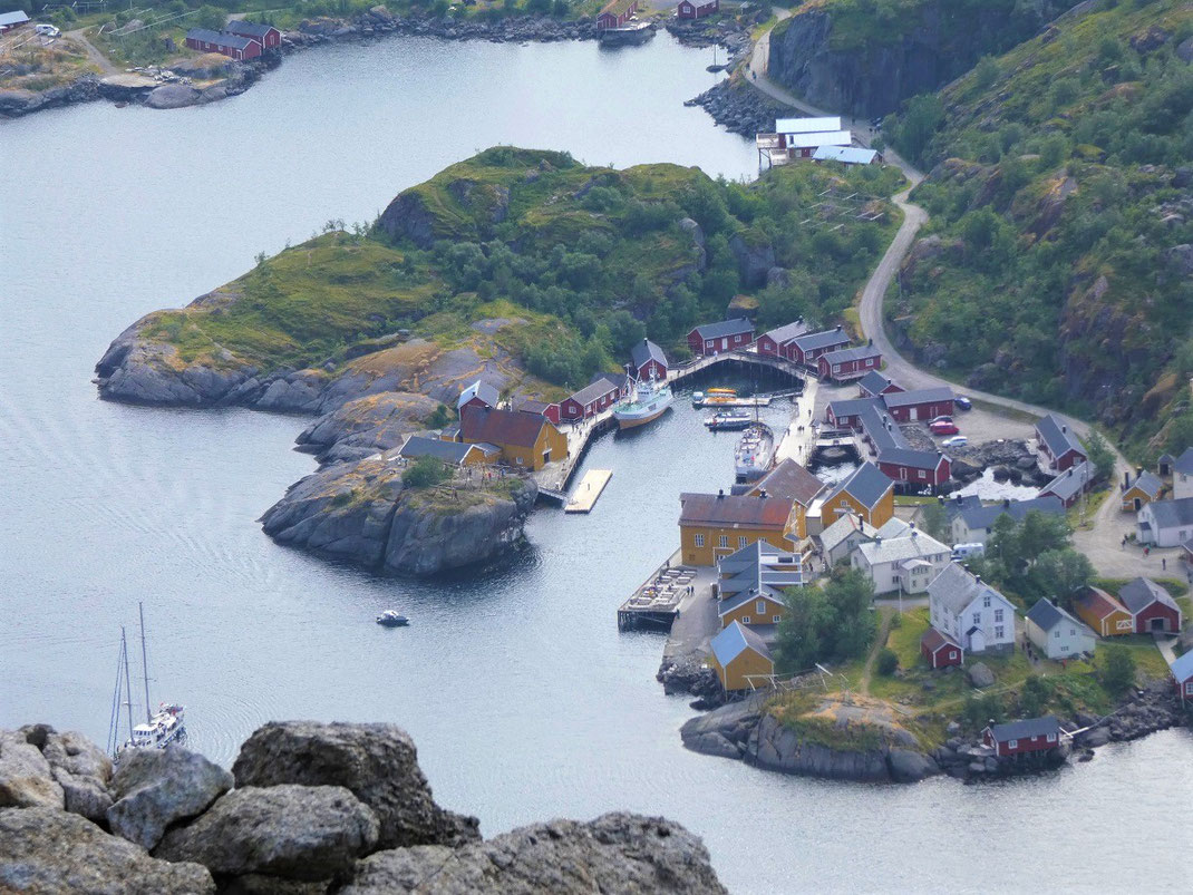 On voit bien la forme unique du petit port de Nusfjord