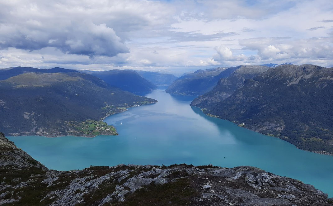 A droite le Sognefjord et à gauche le Lustrafjord
