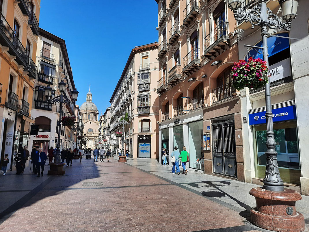 La calle Don Jaime avec la coupole de la basilique de Nuestra Señora del Pilar au loin