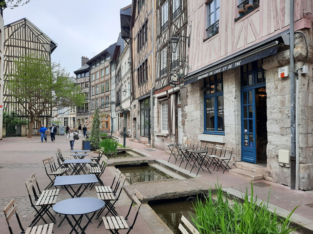 Rue Eau-de-Robec, le petit cours d'eau artificiel évoque la rivière qui fut enterrée au début du XXe siècle
