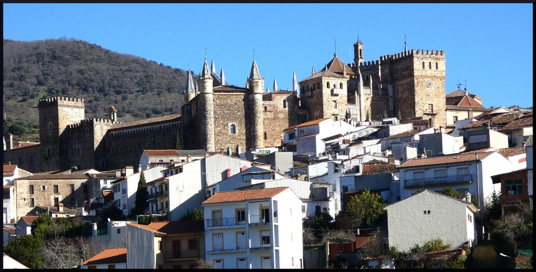Le monastère depuis le mirador à l'entrée de la ville