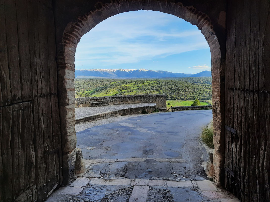 La belle vue en sortant de Pedraza par la porte du village