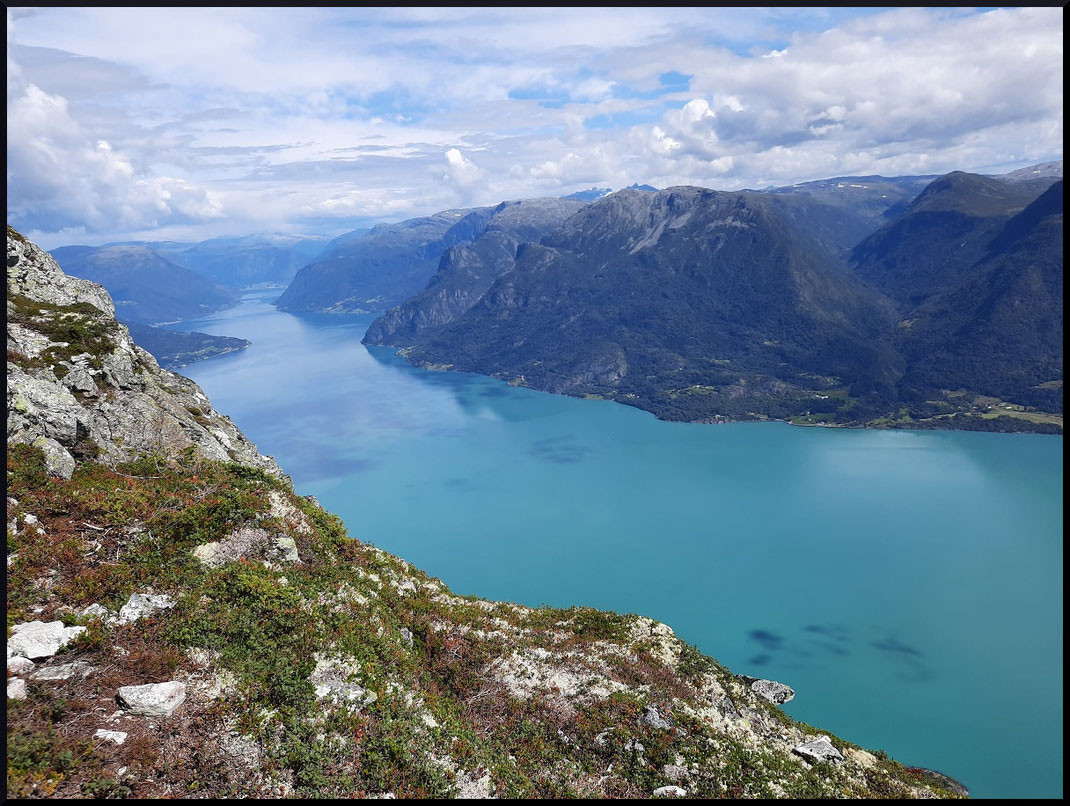Vue sur le Lustrafjord depuis le sommet de Molden