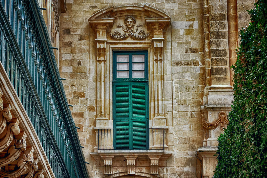Venezianischer Balkon und Fenster mit grünem Klappläden in einem Palastes in Valletta