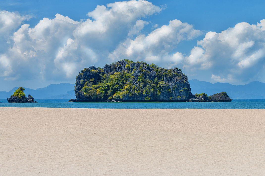 Tanjung Rhu heisst weißer, breiter Strand, Pulversand, kristallklares Wasser  und umgeben von Karstfelsen.