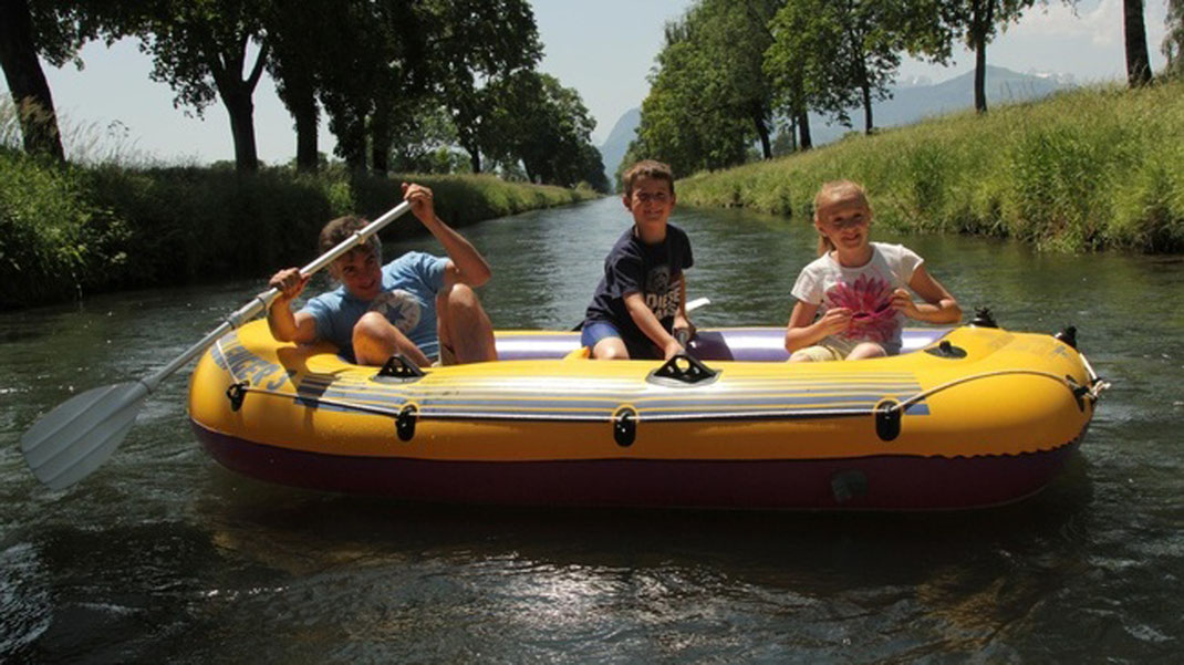 Schlauchboot auf dem Rheintaler Binnenkanal - (c) myswitzerland.com (im Schlauchboot auf Flüssen unterwegs)