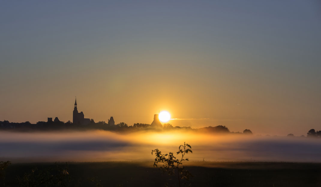Es scheint wie aus einem Märchen entsprungen.Die altehrwürdige Hanse-und Kaiserstadt Tangermünde umschlungen von Nebelschwaden im Licht des beginnenden Morgens.