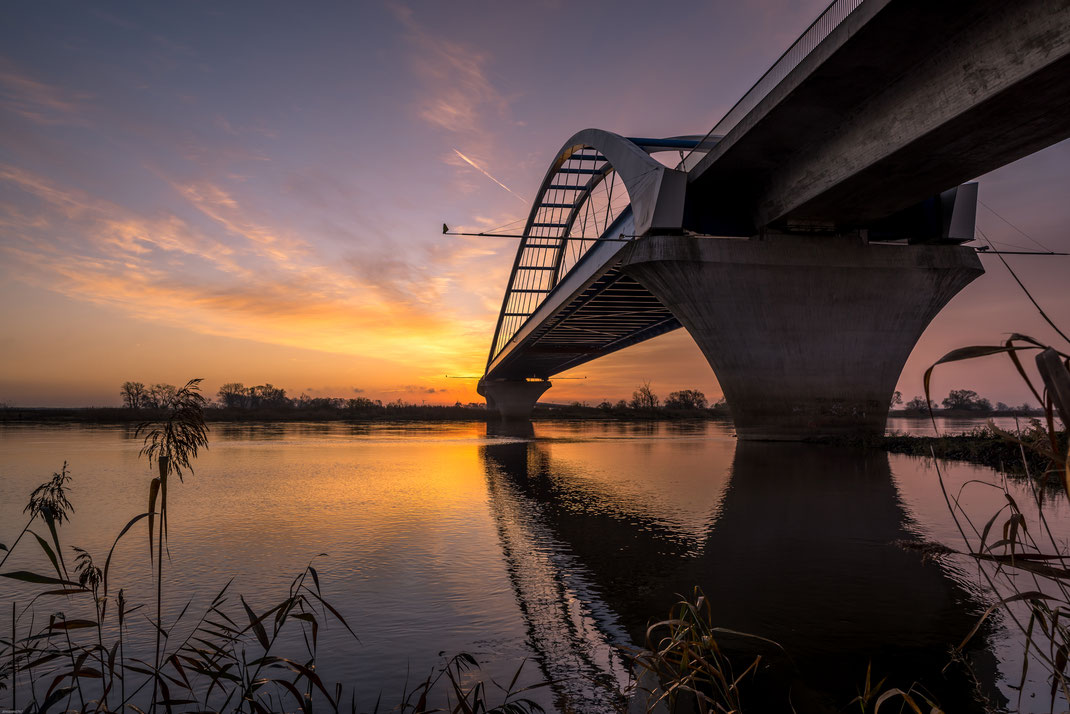 Wintermorgen an der Elbe. Die Brücke bei Tangermünde