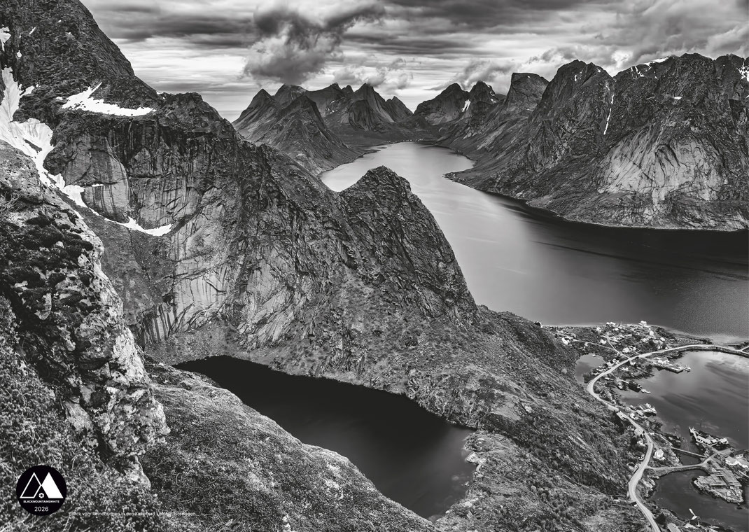Kalender Berge in schwarzweiß - monochrome