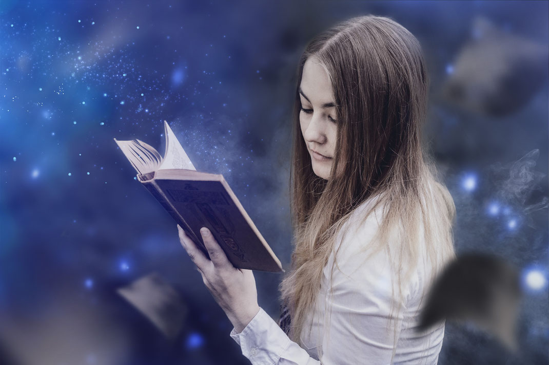 Fantasy Portrait Fotografie Harry Potter Hexe Zauberin Magierin Zauber Buch Inszeniert Zauberstab Ravenclaw Vogt Ravensburg Wangen Fine Art Bildretusche Fotoretusche Photoshop Bild Outdoor Hogwarts Nerd Cosplay Larp Kostüm Luna Sterne Fotograf Model