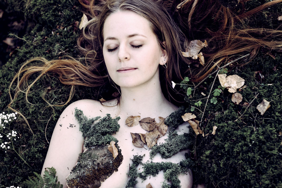Teilakt Akt Portrait Fotografie Fotograf Wien Vogt Wangen Ravensburg Fine Art Portraitfotografie Wald Altdorfer Wald Boho Moos Natur Emotion Grün