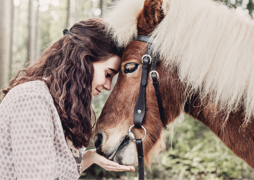 Portrait Fotografie Fotograf Vogt Wangen Ravensburg Fine Art Emotion Pferd Portraitfotografie Pony Shetlandpony Pferdefotografie Tier Liebe Wald Boho Cowgirl Bad Waldsee Tierfoto