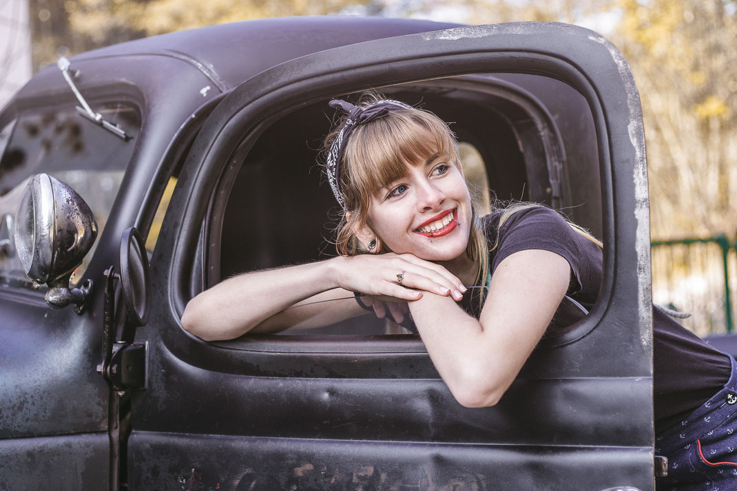 Portrait Fotografie Fotograf Vogt Wangen Ravensburg Bodensee Friedrichshafen Pin Up Fine Art Rockabella Rockabilly Emotion Freude Outdoor Portraitfotografie Vintage Auto Oldtimer Model Rollschuhe Oldie Fabrik Lost Place Alt