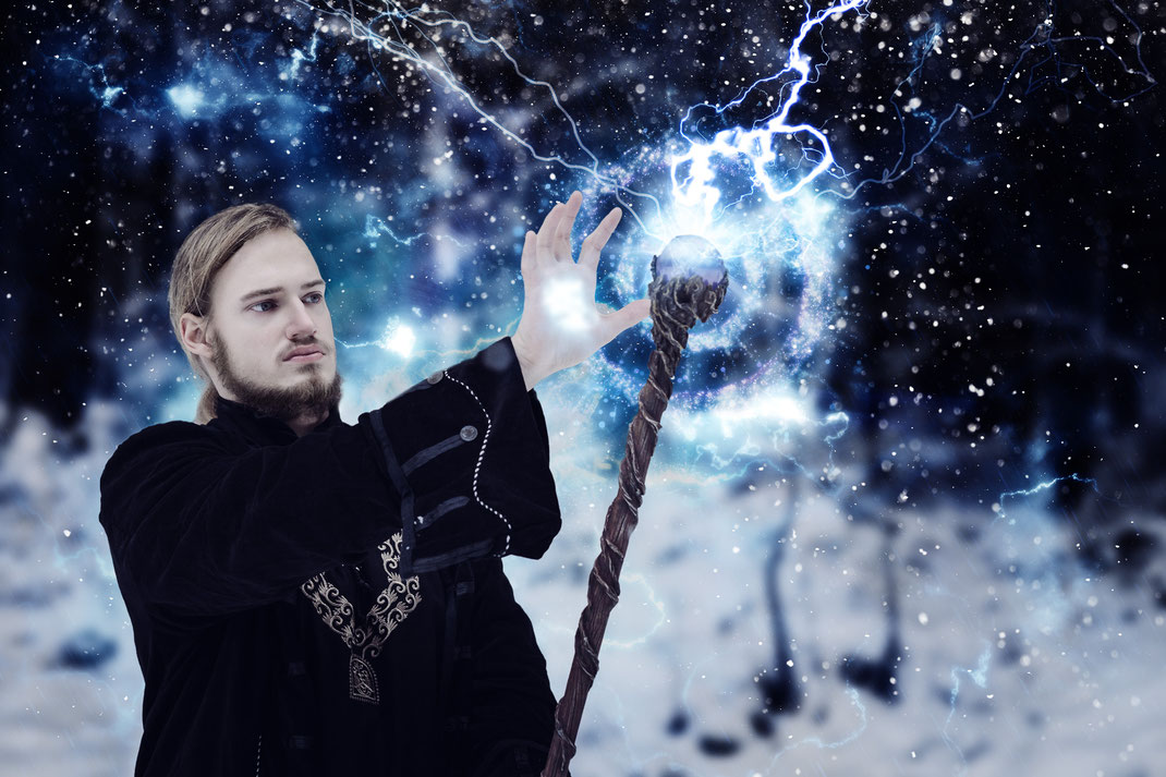 Fantasy Larp Cosplay Rollenspiel Portrait Fotografie Winter Schnee Wald Kostüm Fotograf Emotiona kreativ Vogt Wangen Ravensburg Fantasievoll Fine Art Inszeniert Magier Zauberer Alchemist Zauberer Zauberstab Magierstab Feuer Eis Shooting Model Male Model