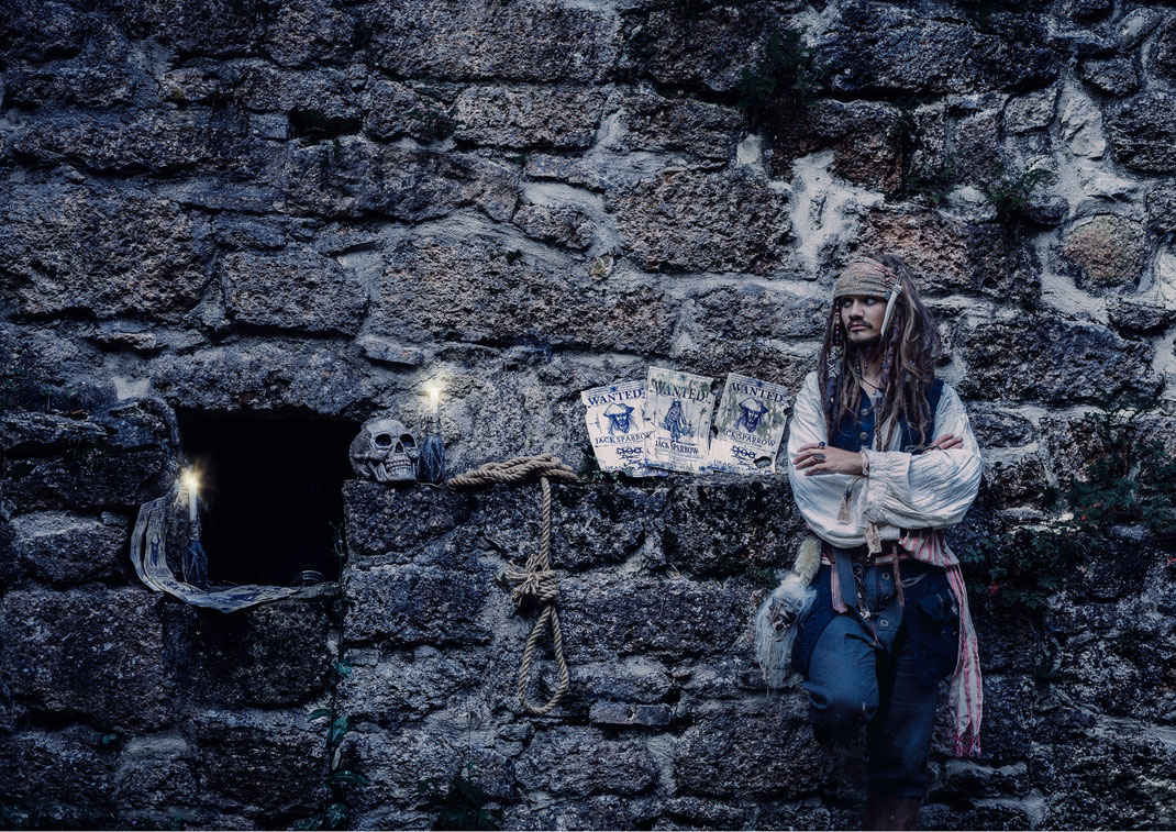 Captain Jack Sparrow Cosplay Fluch der Karibik Pirat pirates of the caribbean Mühlbachtal Tengen Singen Bodenseehinterland Wasserfall Äffchen Kompass Kostüm Fotografie Fotograf Fotoshooting Fantasy Fine Art Vogt Ravensburg Wangen Allgäu