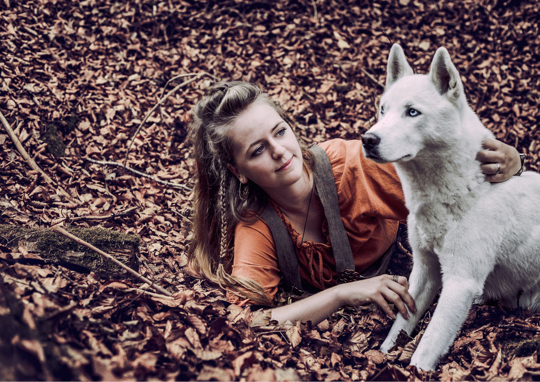 Husky Shooting in Singen Bodensee Mühlhausen Ehingen Tierfotografie Fotoshooting Portrait Fotografie Fotograf Vogt Wangen Ravensburg Fine Art Emotion Hund Portraitfotografie Tier Liebe Tierfoto Natur Kuscheln Fantasy Fantasyfotografie Artist Herbst