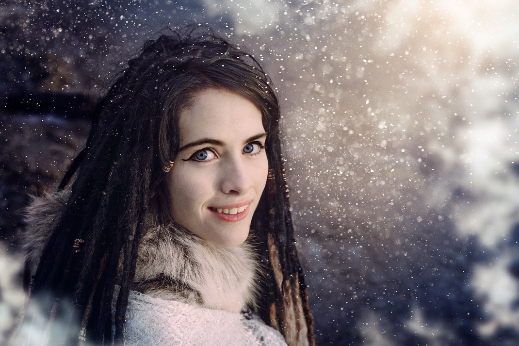 Fantasy Portrait Fotografie Märchenhaft Wicca Hexe Zauberin Keltisch Mittelalter Dreadlocks Dreads Magie Zauber Schmetterlinge Glitzer Lichter Sonnenuntergang Wasser Bodensee Manzell Friedrichshafen Fine Art Kreativ Emotional Vogt Ravensburg Wangen