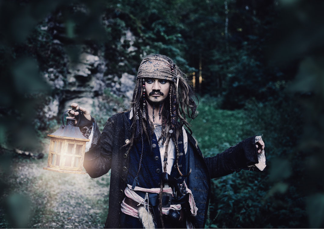 Captain Jack Sparrow Cosplay Fluch der Karibik Pirat pirates of the caribbean Mühlbachtal Tengen Singen Bodenseehinterland Wasserfall Äffchen Kompass Kostüm Fotografie Fotograf Fotoshooting Fantasy Fine Art Vogt Ravensburg Wangen Allgäu